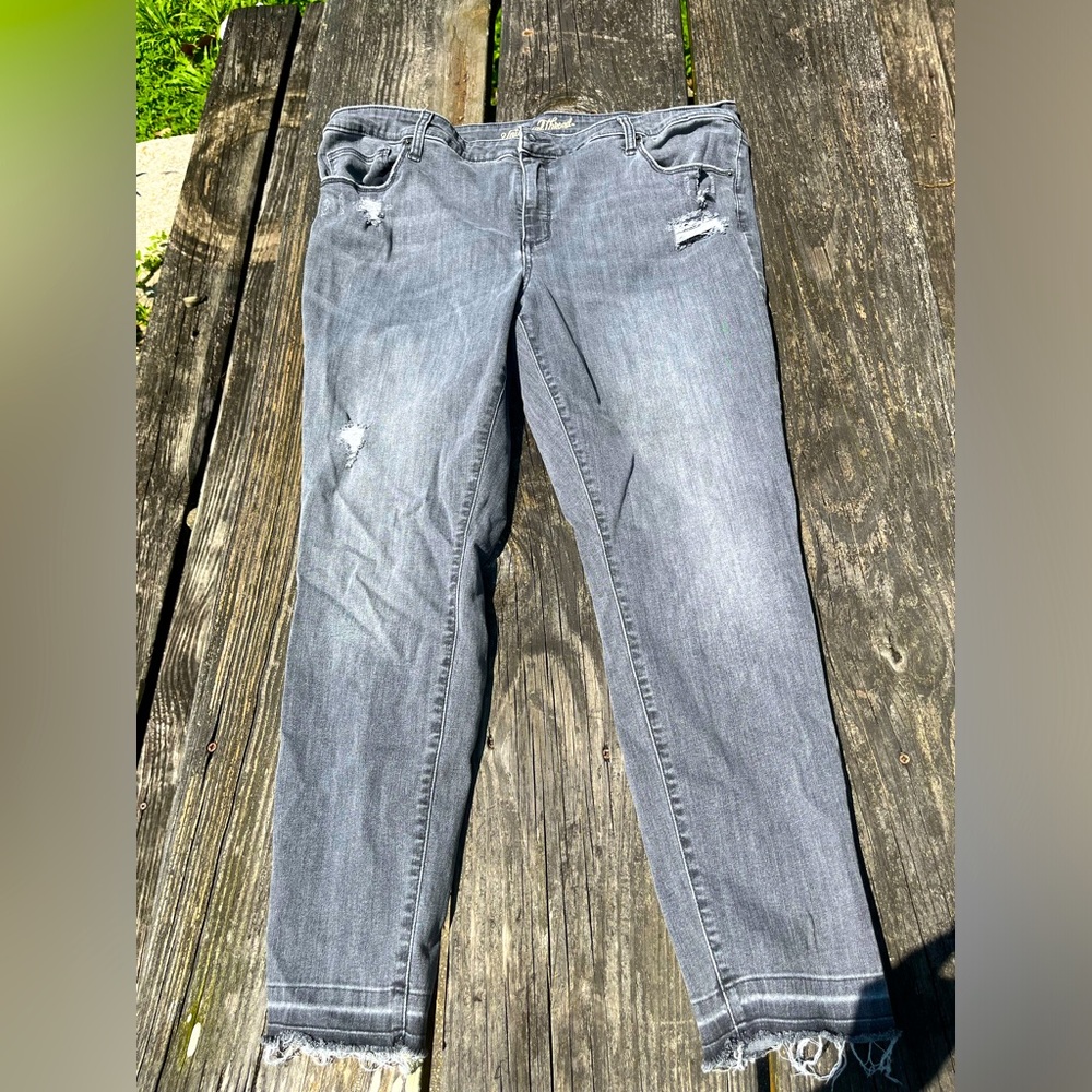 Universal Thread Distressed Skinny Jeans - Size 20